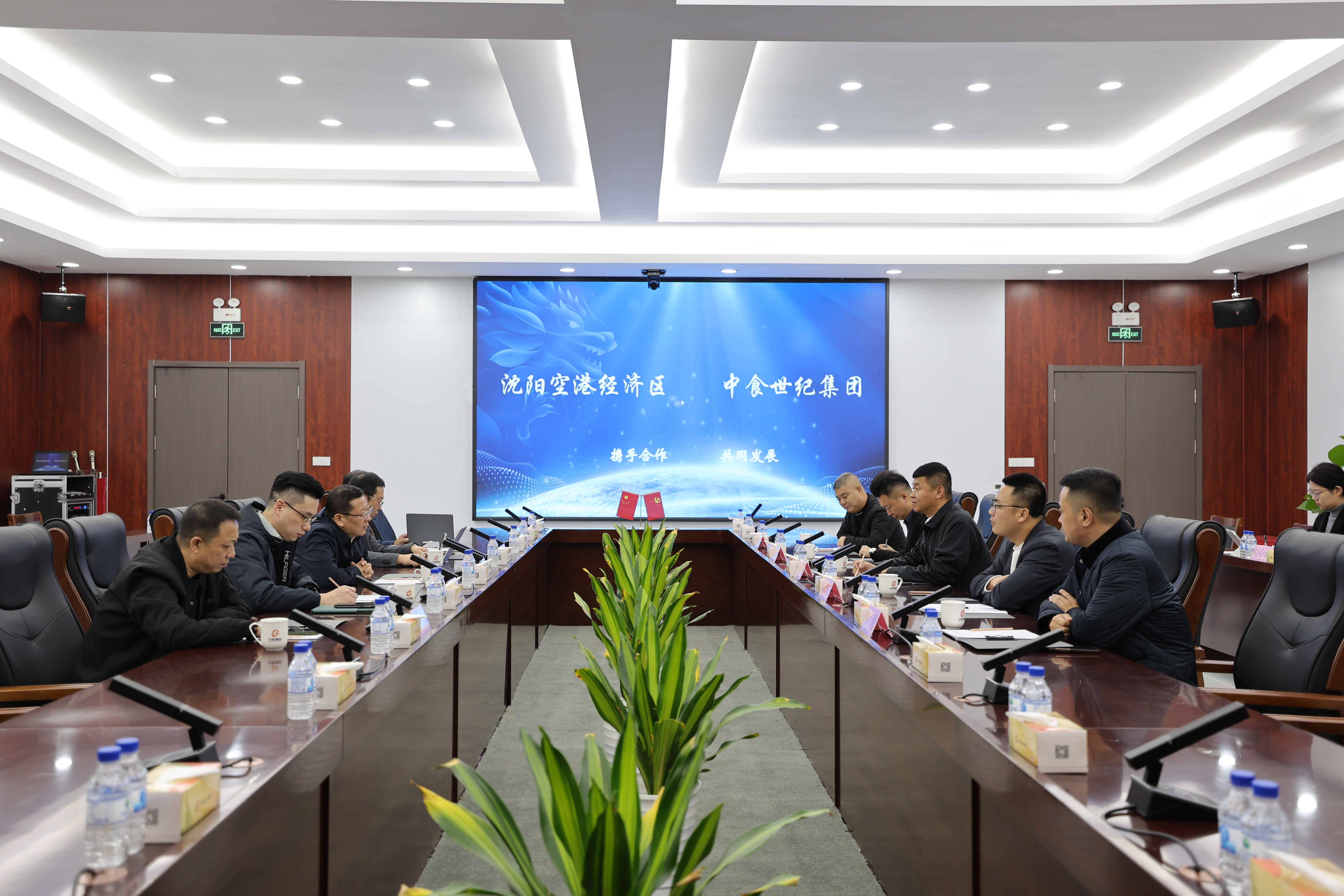 王文亮與沈陽市政府副秘書長(zhǎng)，沈陽空港經(jīng)濟(jì)區(qū)、中國(guó)（遼寧）自由貿(mào)易試驗(yàn)區(qū)沈陽片區(qū)、沈陽綜合保稅區(qū)黨工委副書記、管委會(huì)主任車東育會(huì)談